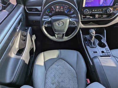 2023 Toyota Highlander Hybrid Bronze Edition