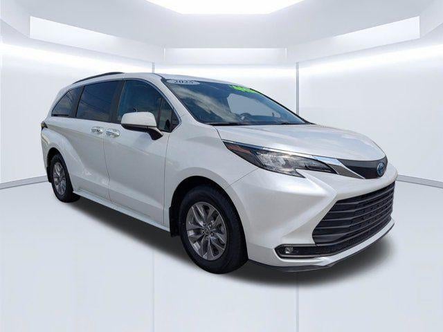 2025 Toyota Sienna XLE 8 Passenger