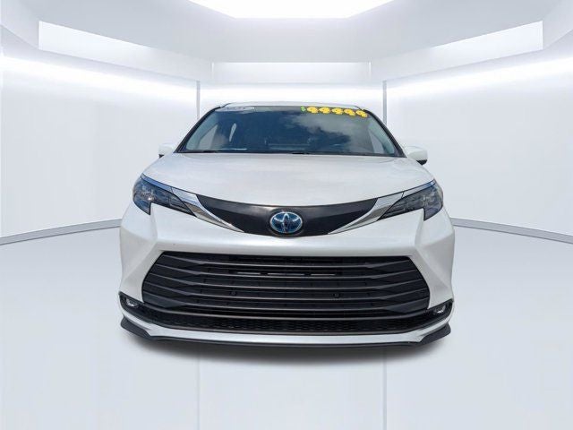 2025 Toyota Sienna XLE 8 Passenger