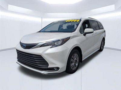 2025 Toyota Sienna XLE 8 Passenger