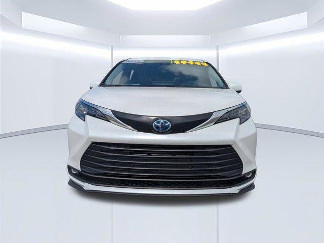 2025 Toyota Sienna XLE 8 Passenger